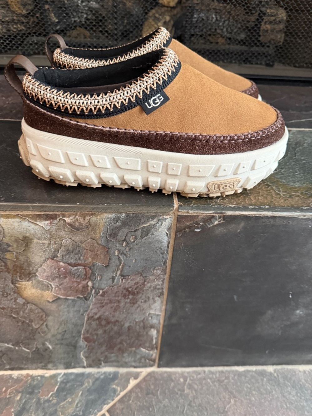 UGG Venture Daze Unisex Slip-On Shoes. These are a MENS size 8/WOMENS size 9